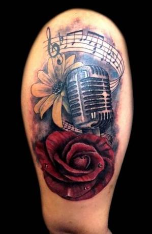 Hangjegyek rózsa tetoválással (1)