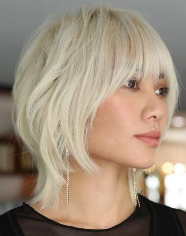 Ledeno blond kratka frizura z raztrganimi plastmi