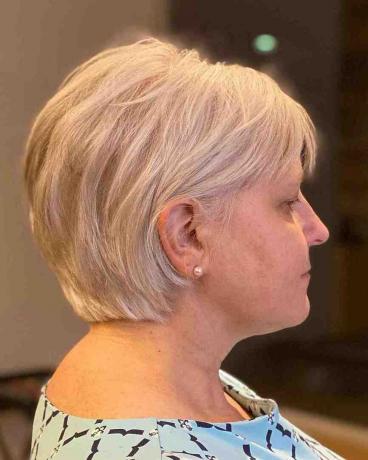 ჩაზნექილი ბიქსის თმის შეჭრა დახვეწილი ფენებით 50 წლის ქალებისთვის