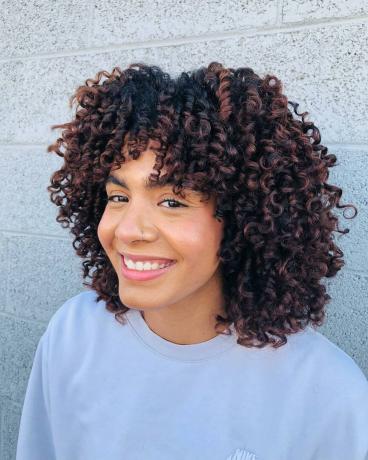 Above-the-Soulders Curly Cut med Bangs