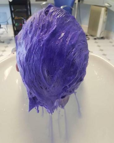 Hiusten pesu violetilla shampoolla