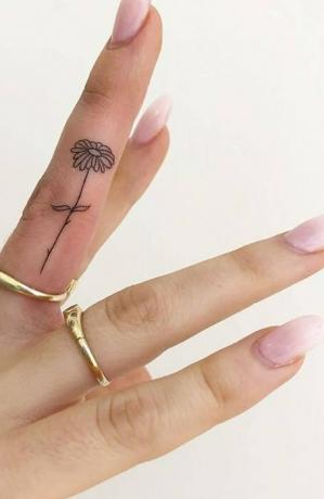 Kukka sormen tatuointi