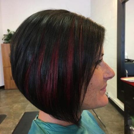 Elegancka fryzura kątowa Bob z czerwonymi panelami