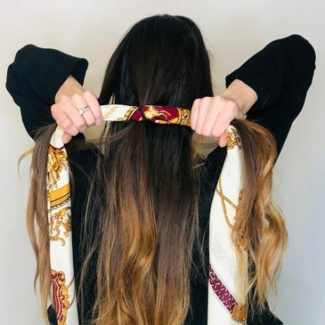 スカーフを髪に編む方法