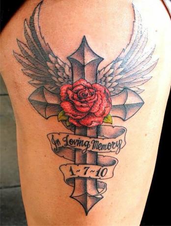 Az angyalszárnyak keresztezik a tetoválást