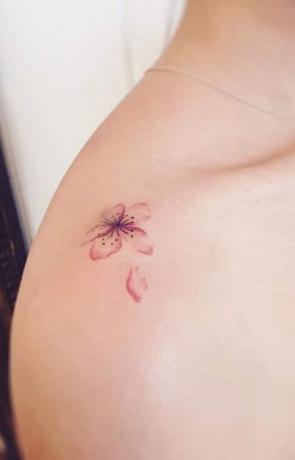 Tatuaggio semplice con fiori di ciliegio