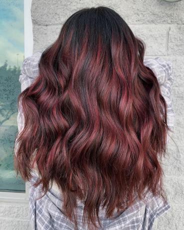 濃い茶色の髪に赤いハイライト