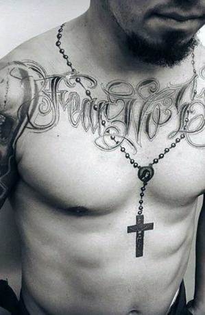 Tetovanie s krížovým náhrdelníkom
