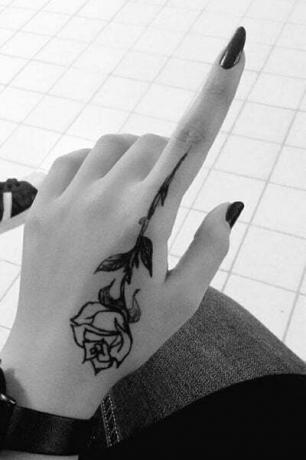 Malé tetovanie ruže na ruku