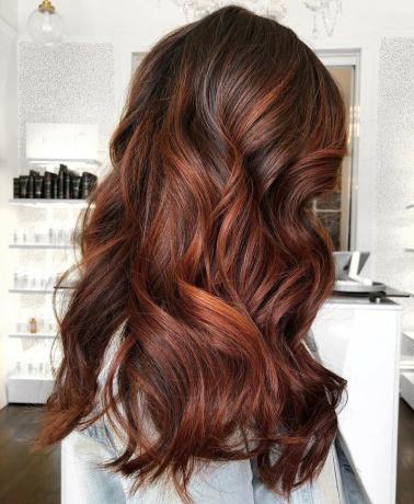 赤褐色のBalayageと茶色の髪