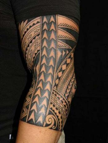 Azték mintás tetováló férfiak