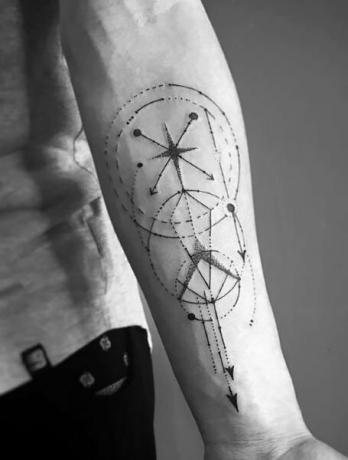 Tatuaggio bussola geometrica