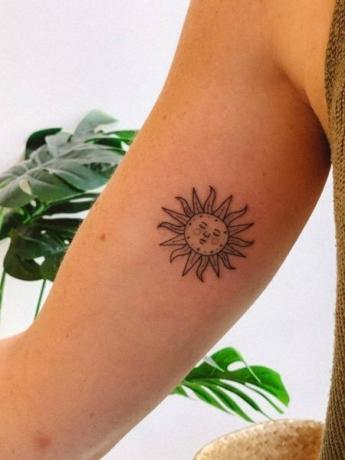Sol tatovering på indre arm