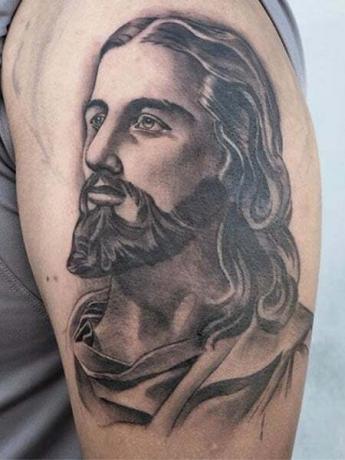 Jeesuksen kasvojen tatuointi 