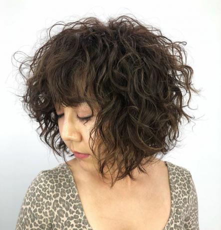 Asyalı kız için kısa kıvırcık bob saç kesimi
