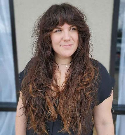 Μακριές ανάγλυφες μπούκλες με κτυπήματα για μια γυναίκα άνω των 40 με λεπτά μαλλιά