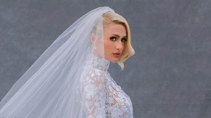 Paris Hilton se marie dans une robe Oscar De La Renta