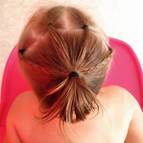 mažų mergaičių šukuosena su uodegomis