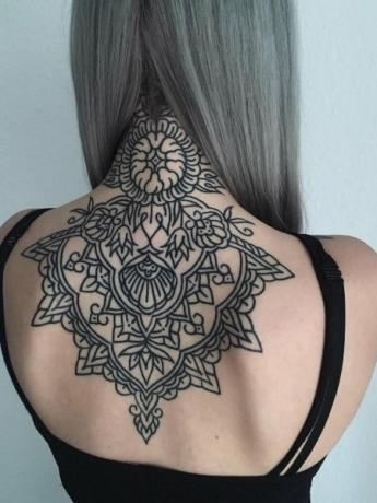 Geometrinen selän tatuointi