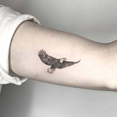 Tatuaż na ramieniu orła