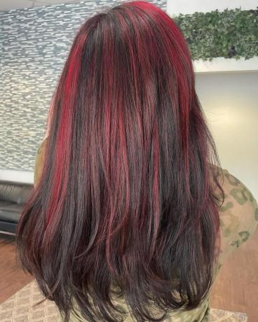 Svetlo červené odlesky na čiernych vlasoch