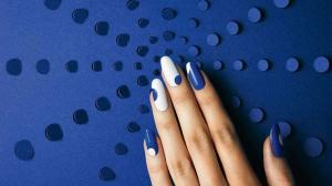 30 žiarivých modrých akrylových nechtov na vyskúšanie v roku 2022