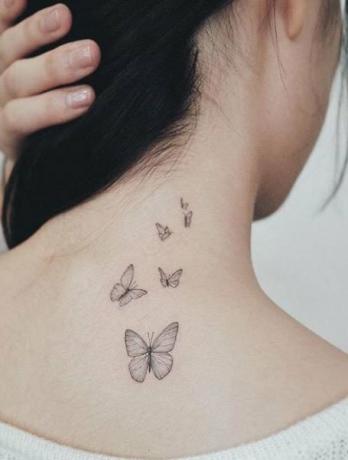 Tetování motýla na krku