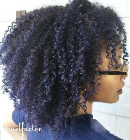 Naturalna czarna fryzura z niebieskimi pasemkami