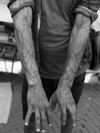 Tetování na žíly na plné paži