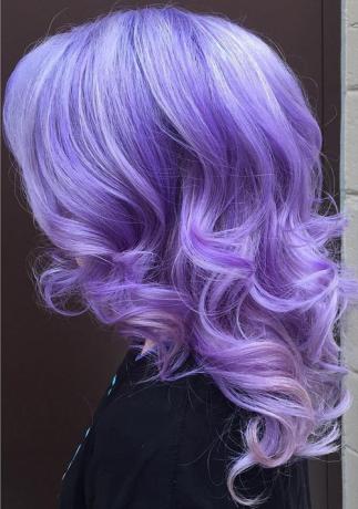 vidutinio ilgio pastelinės violetinės spalvos šukuosena