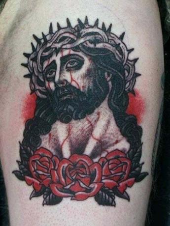 Jézus tetoválás a combon