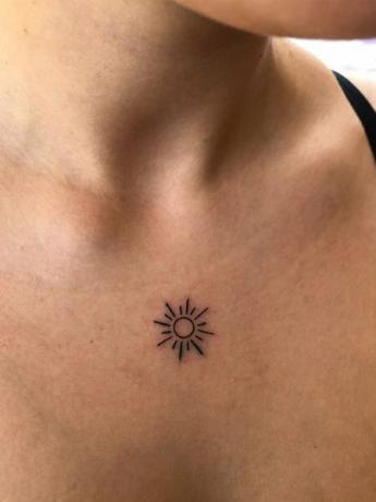 Majhna drobna tetovaža za sonce