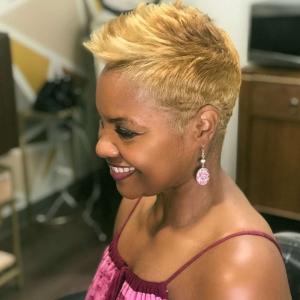 31 Geriausios afroamerikietiškos šukuosenos ir kirpimai 2021 m