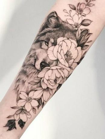 オオカミの前腕のタトゥー