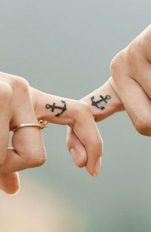 Ankkuri sormen tatuointi