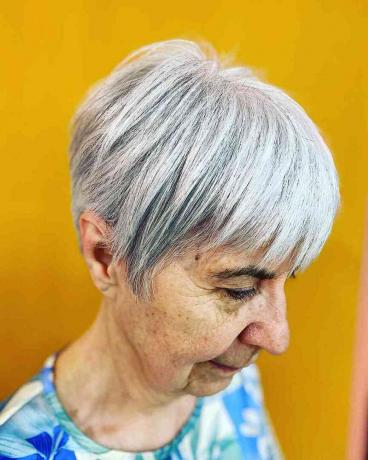 Skladaný strih Lixie na rovných vlasoch pre ženu po sedemdesiatke