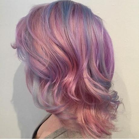 cheveux rose pastel avec des reflets bleus