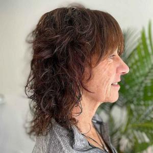 15 Shag-frisyrer för kvinnor över 60 för att se och känna sig yngre