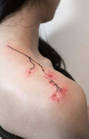 Ķiršu ziedu plecu tetovējums