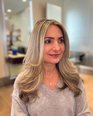 Långskiktad frisyr på 40-åriga kvinnor med fint hår