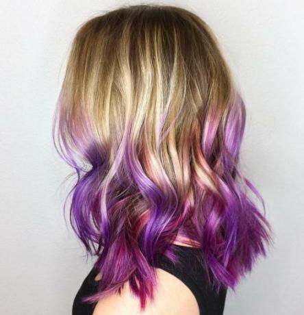 Medově blonďaté vlasy s purpurovým ombrem