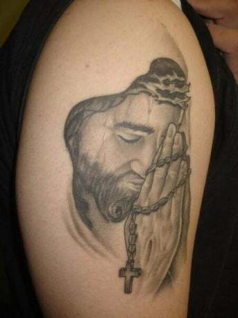 Jézus imádkozó tetoválása