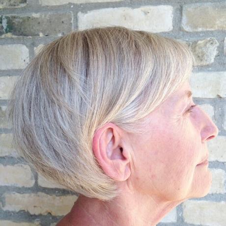 Krátky blond sivý účes pre staršie ženy