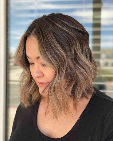 Kort ljusbrunt balayage-hår för kvinnor över 40