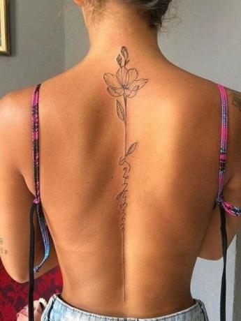 Søt tatovering av ryggraden