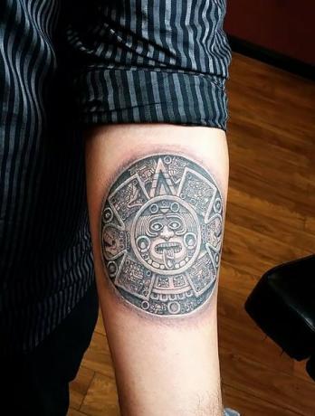 Aztécké sluneční tetování
