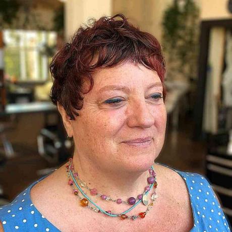 Red Curly Shaggy Pixie Crop yli 60-vuotiaille naisille, joilla on pyöreät kasvot