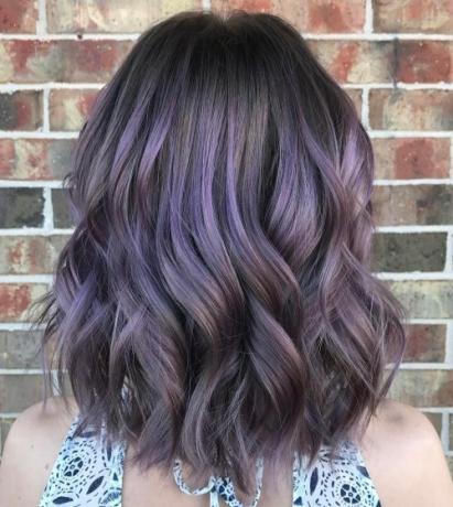 hnědé vlasy s pastelově fialovým balayage