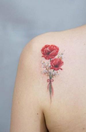 Тетоважа са цветом мака