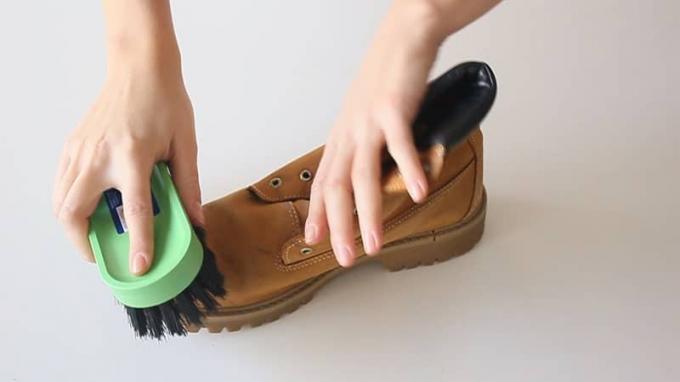Jak vyčistit bahno a nečistoty ze semišových bot